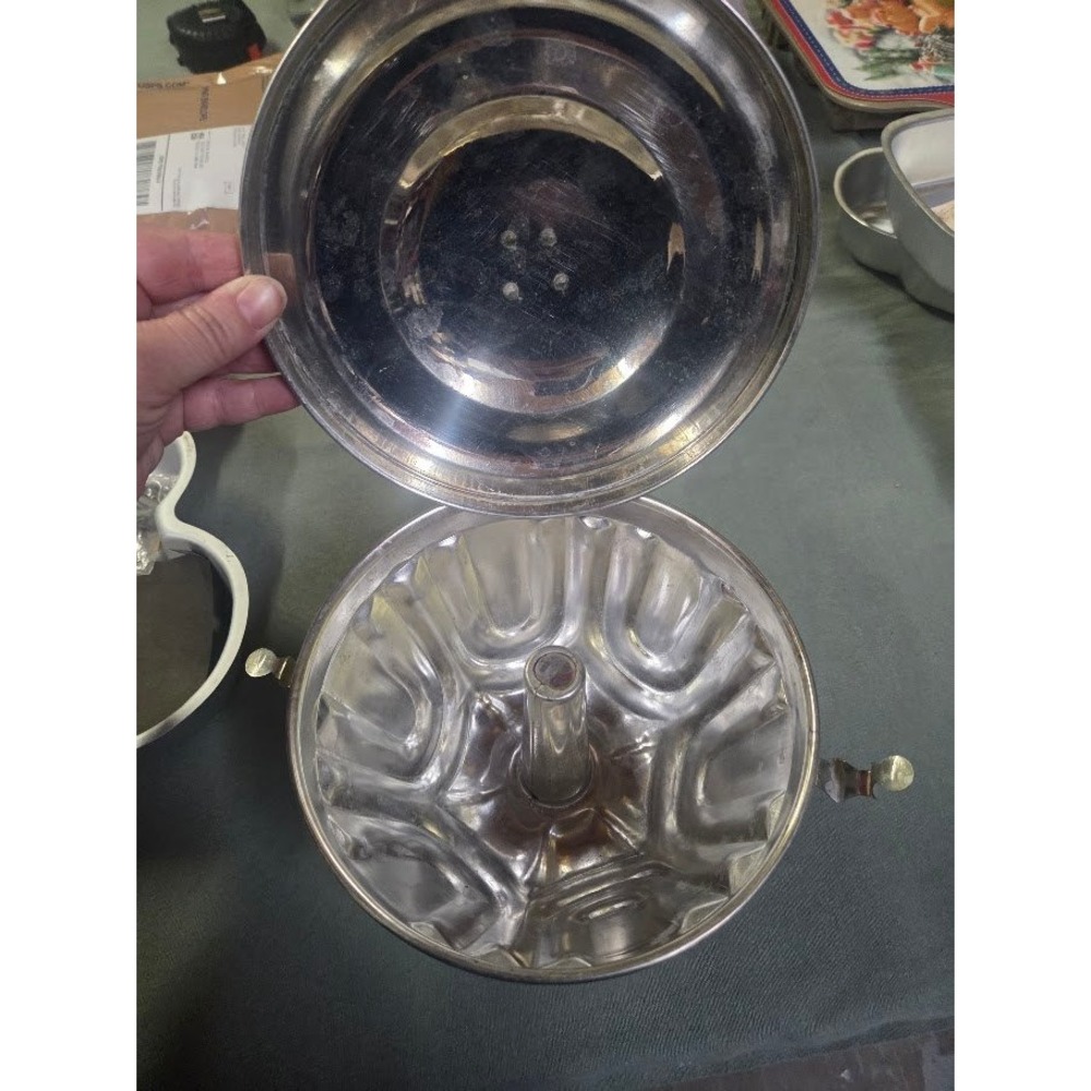 Vintage Aluminum Steamed Pudding Mold with Lid Fluted Bundt Cake Pan Silver